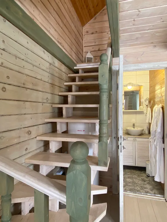 Уютный кедровый отдельностоящий двухэтажный коттедж с видом на горы