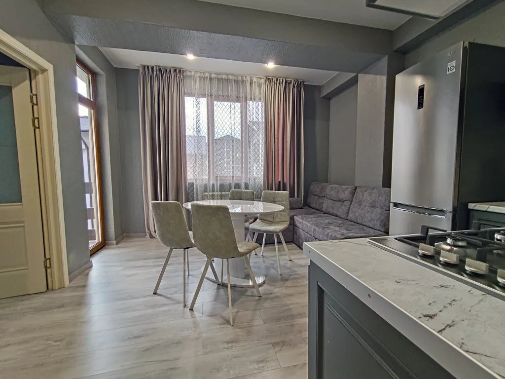 Большой апартамент в центре с панорамным видом на горы и балконом