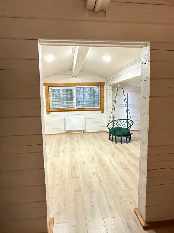 Белый дом и сосны