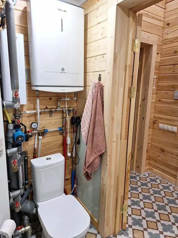 Дом деревянный на берегу реки в Рощино