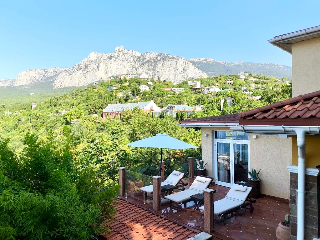 Двухэтажный дом с видом на море