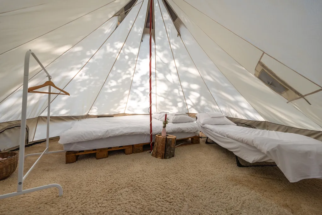 Уютный шатер среди деревьев на берегу озера