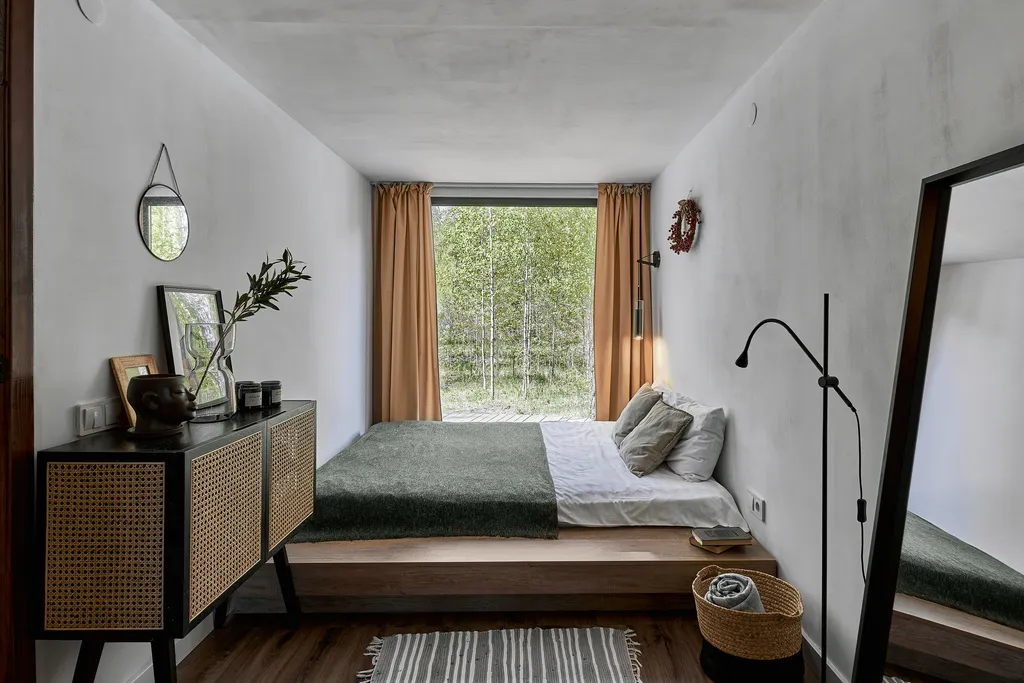 Уютный сканди-домик с видом на лес