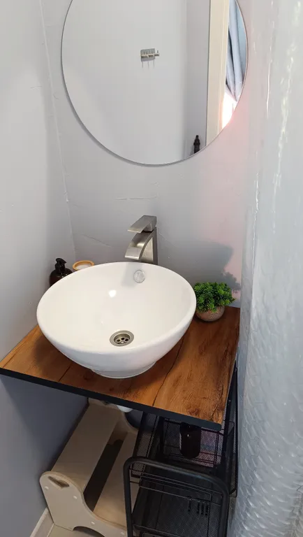 Уединенный трёхместный домик с queen size с собственным садом