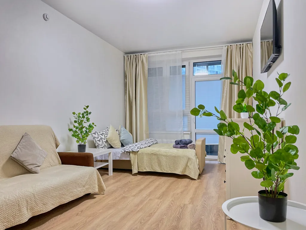 Уютная светлая трешка кухня отдельно, 2 балкона