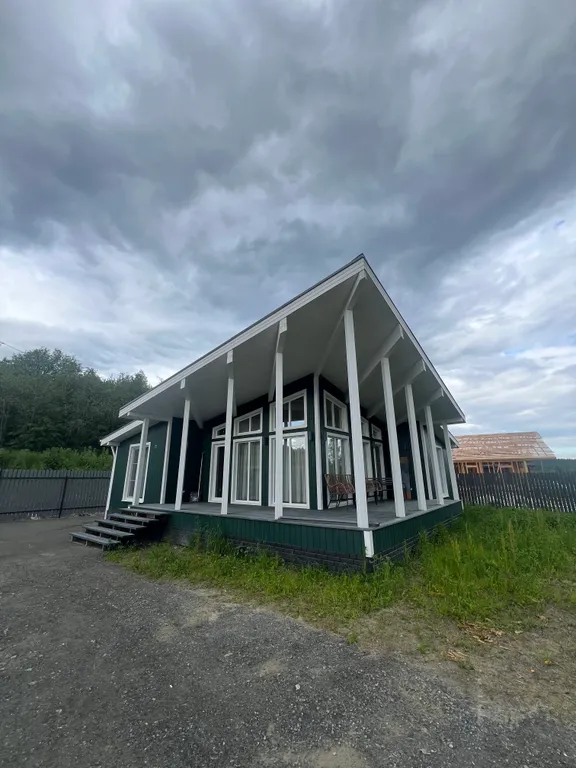 Просторный дом Елка с панорамными окнами в тихом месте