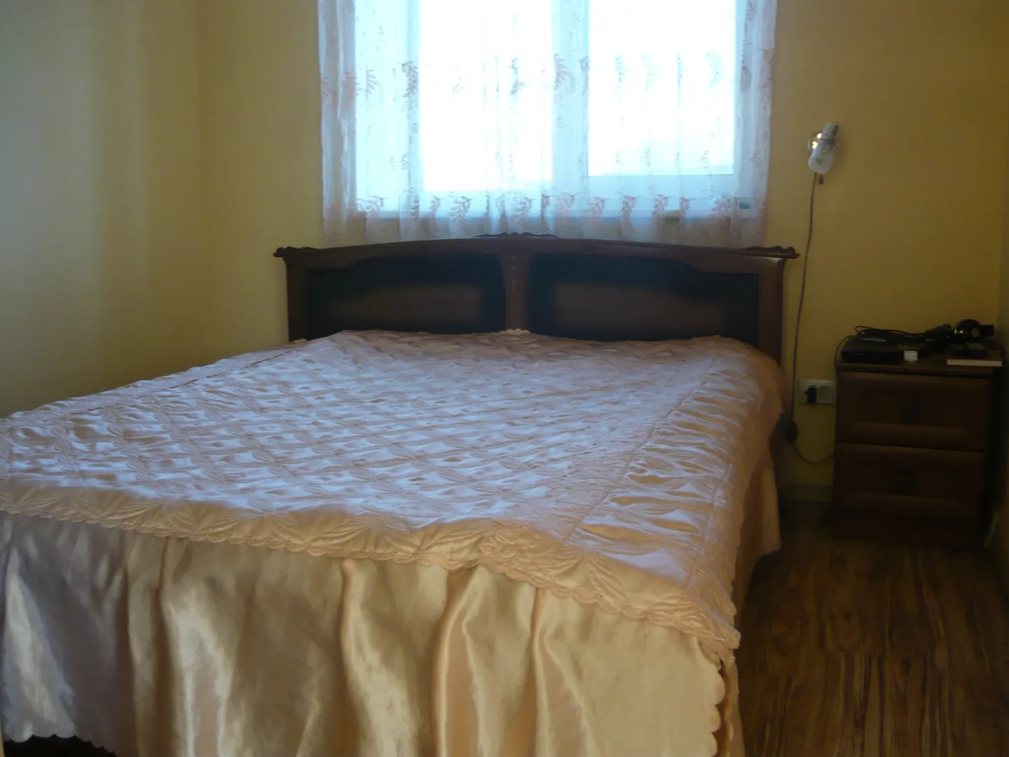 Спальная комната, кровать шириной 160 см.
