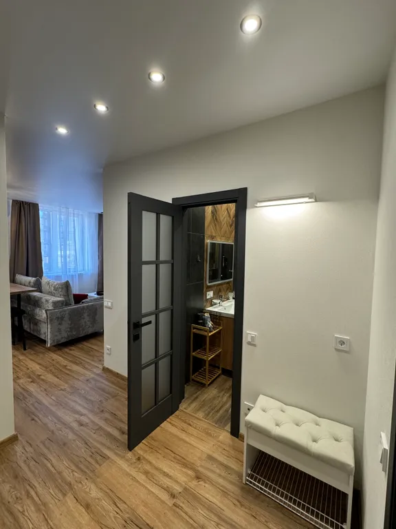 Квартира в стиле лофт с отдельной спальной зоной и гардеробной