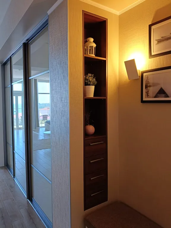 Светлая студия с видом на море