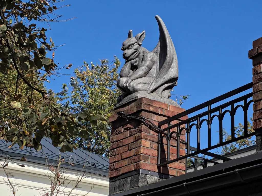 Особенный номер в бутик апарт-отеле Дом с гаргульями