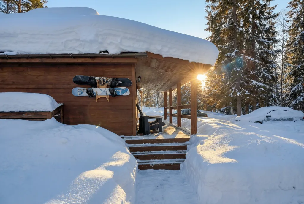 Уютный домик на берегу реки Косьва