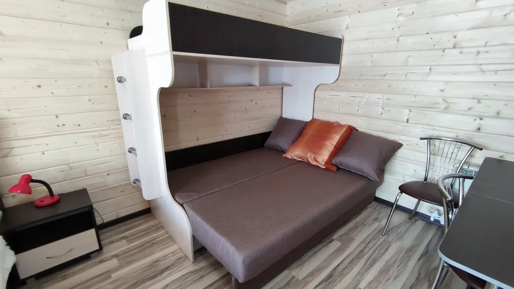 Коричневый домик-студия делюкс с террасой, кондиционером, лужайкой