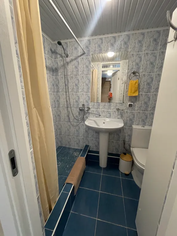 Коттедж Уютная студия с отдельным входом и кухней в центре Адлера — Сочи