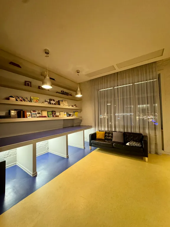 Дом на набережной с видом на Кремль и высокий потолок