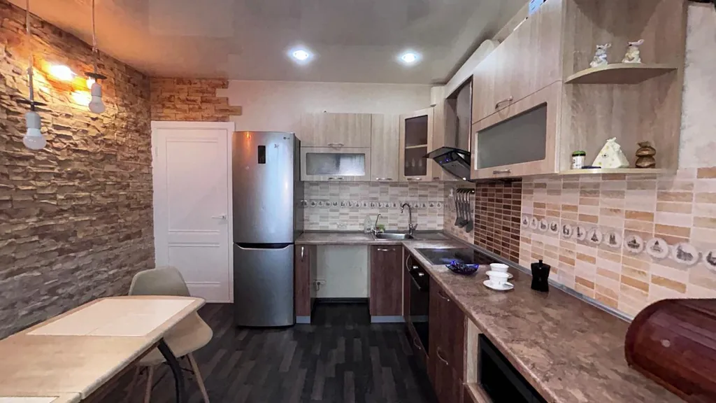 Современная трехкомнатная квартира с большой кухней