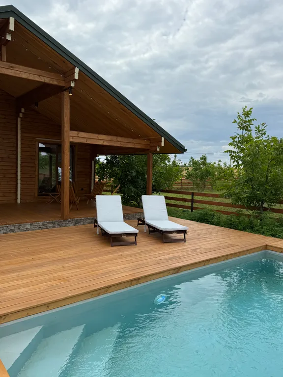 Коттедж Двухкомнатный дом-шале с теплым бассейном и террасой — Динская