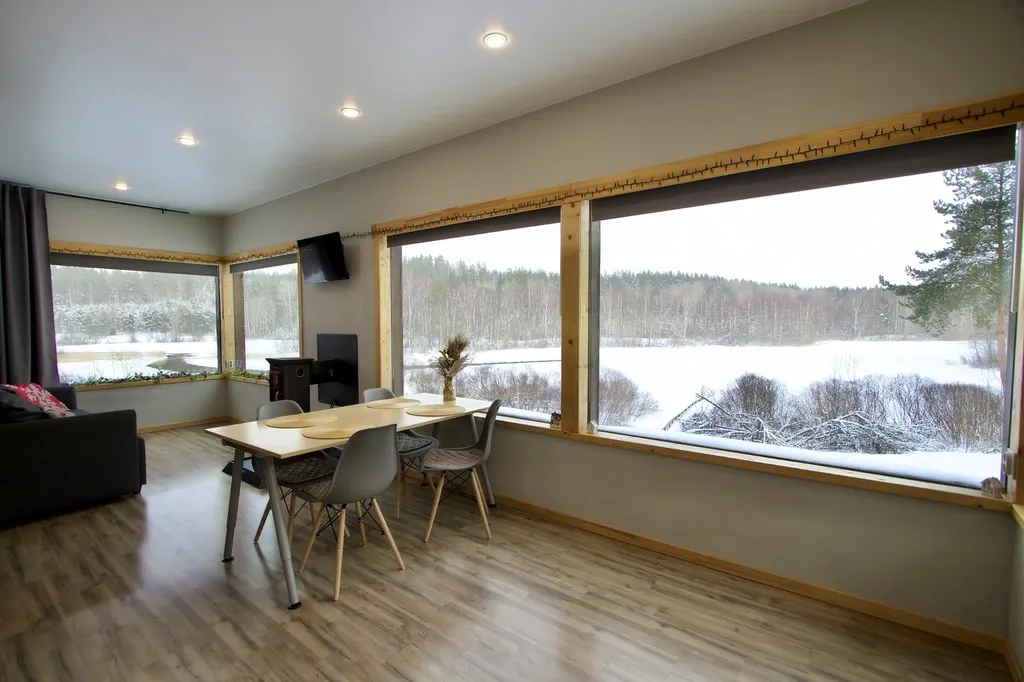 Домик в диком лесу на берегу реки