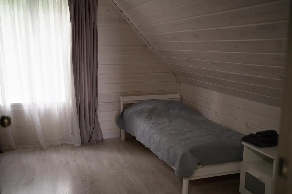 Уютный дом в лесу с видом на залив