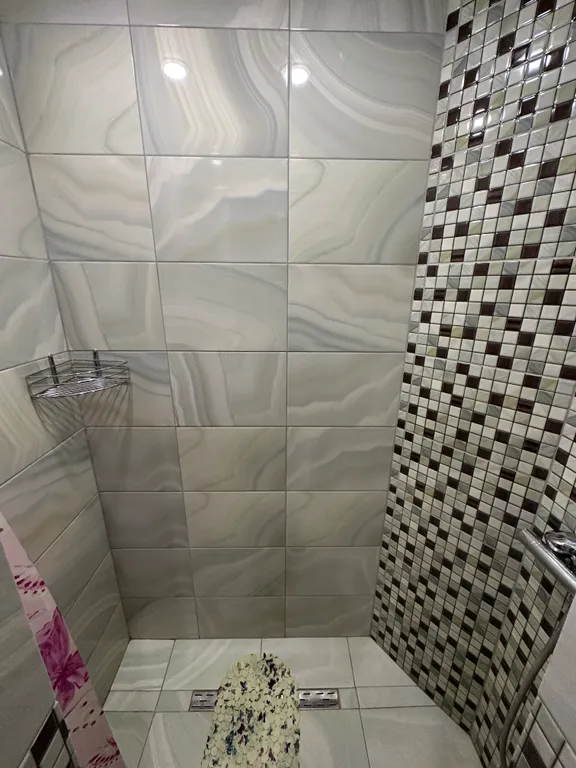 В большом доме 1/2 часть первого этажа