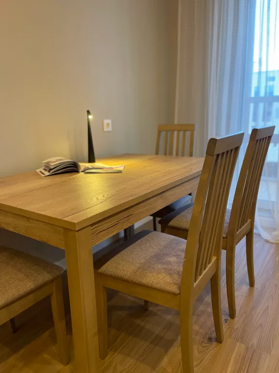 Новая квартира с кроватью возле панорамного окна, высокий этаж