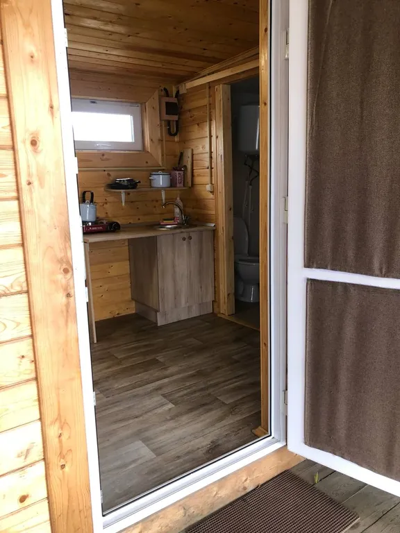 Домик на берегу озера