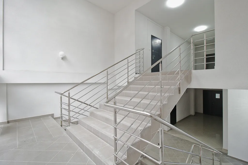 Студия с панорамными окнами в центре