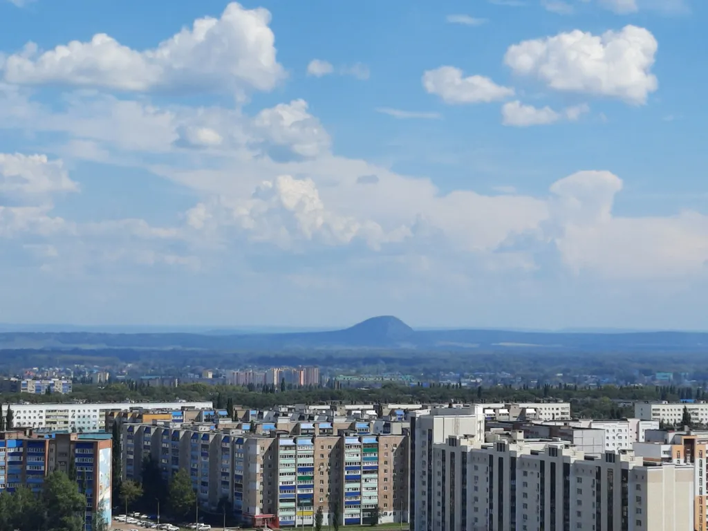 Смотровая квартира с панорамным видом на город с диваном и кроватью