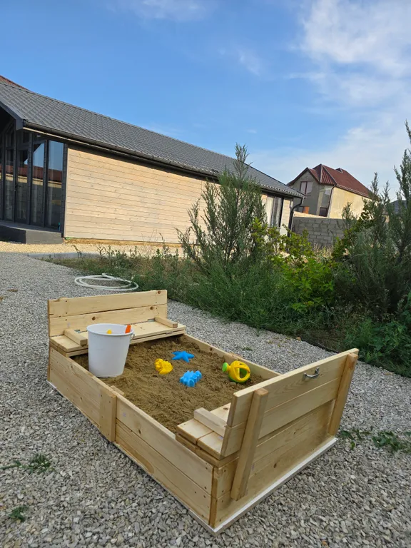 Дом коттедж в городе (в черте)