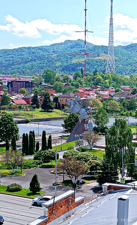 Квартира с видом на набережную и горы