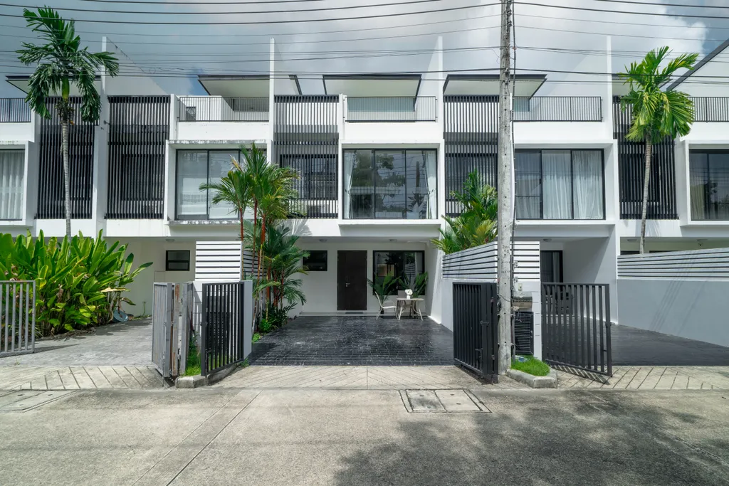 Awesome 3bd Townhouse with a patio