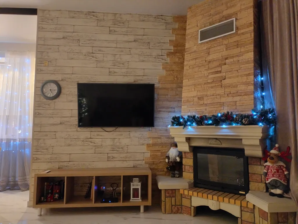 Уютный коттедж с дровяным камином, в окружении лесного массива