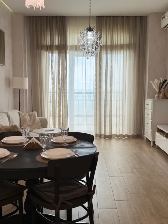 Корона с видом на море