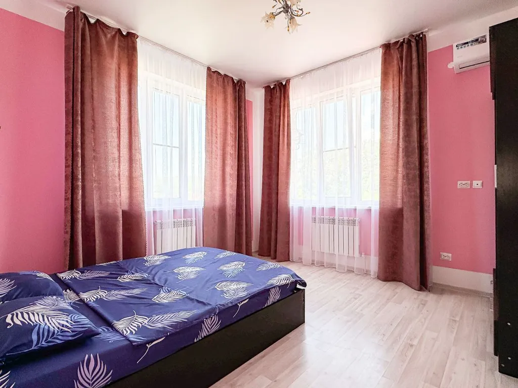 Новый дом с бассейном, садом, мангальной зоной и закрытой территорией