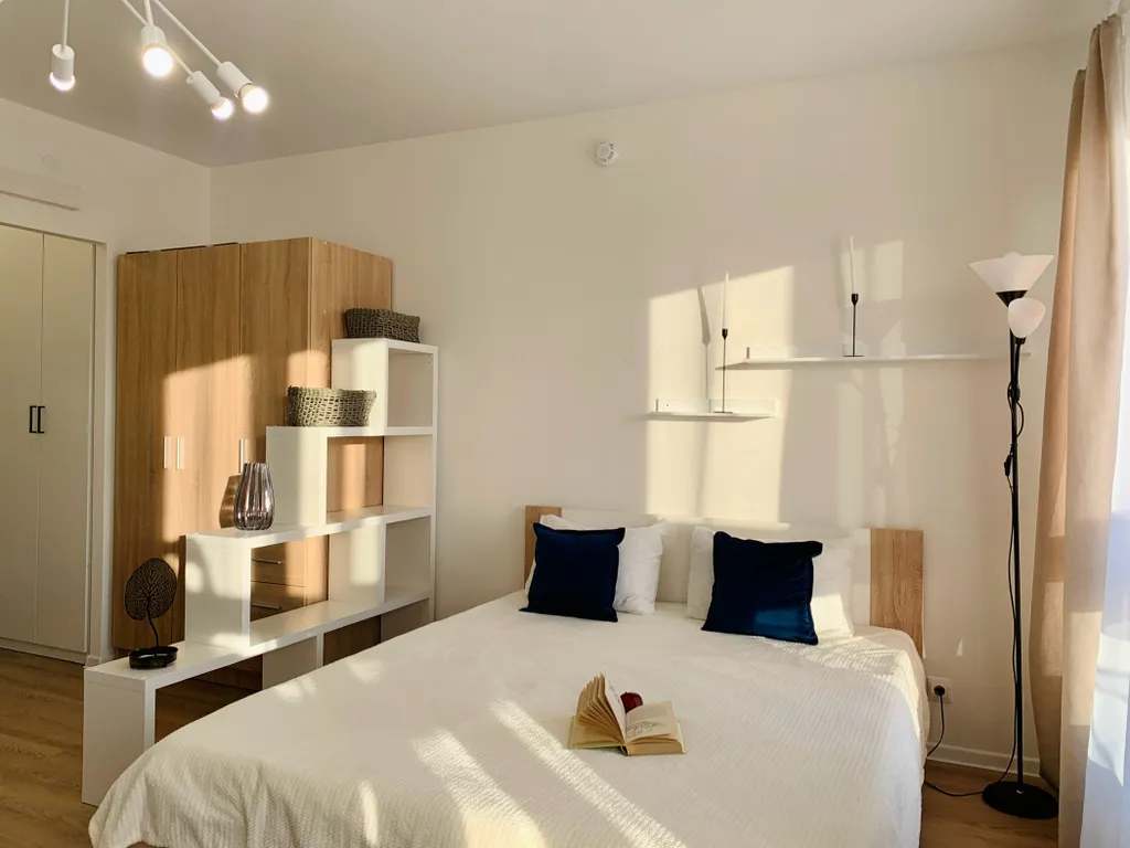 Светлая студия с видом на закат