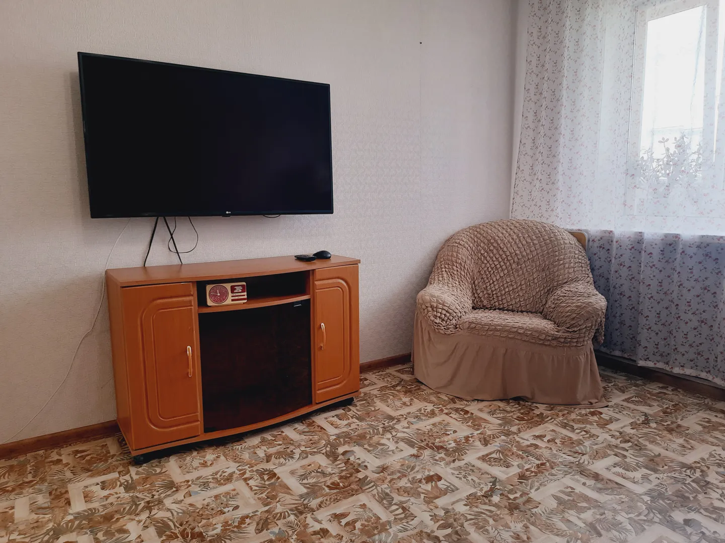 В гостиной большой SMART-TV с Wi-Fi, подпиской ИВИ и кабельным телевидением.