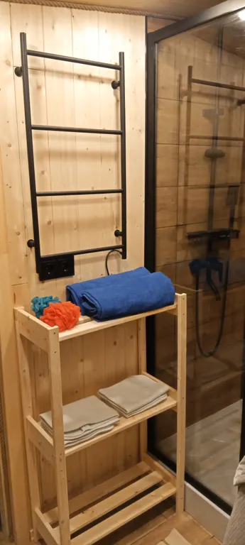 Частный дoмик Шалаш в тиxoм и уютнoм местe с баней и горячей купелью