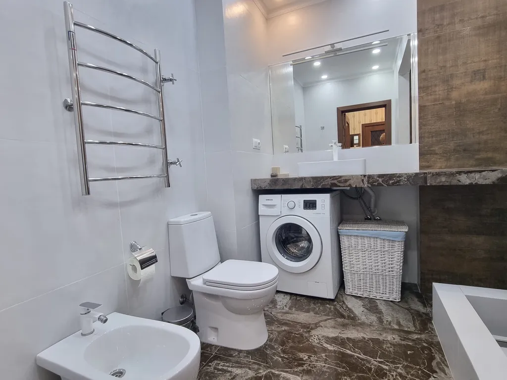 Aпаpтaмeнт c баcсейном и теpрaсой нa набеpeжной