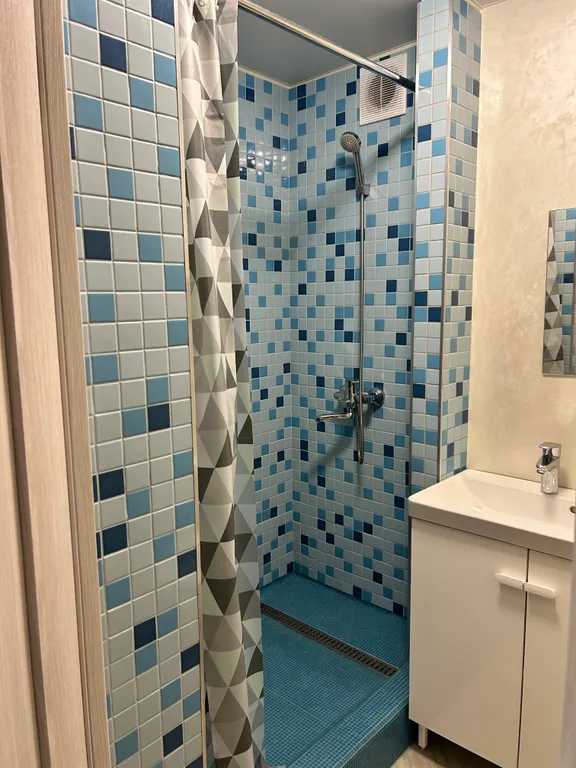 Уютная двухкомнатная квартира в тихом районе с дизайнерским ремонтом