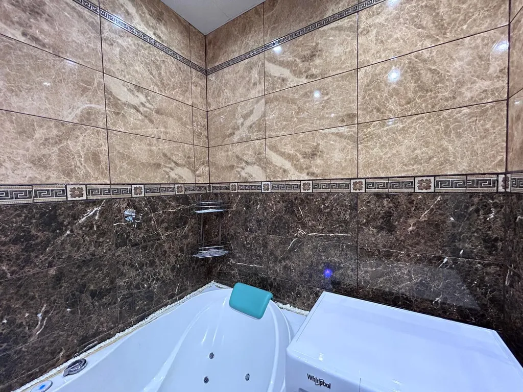 Современная трехкомнатная квартира с большой кухней