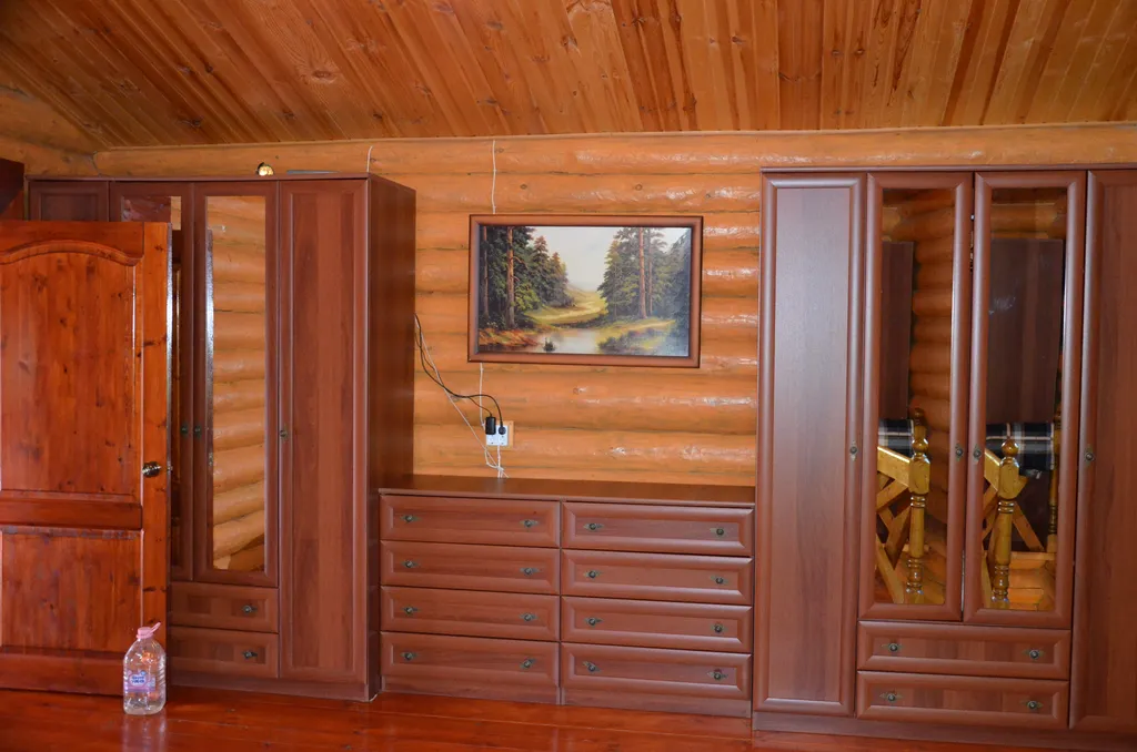 Бревенчатый дом в лесу с бассейном