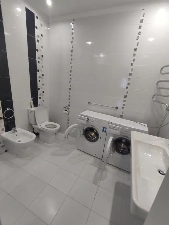 Огромная квартира с бассейном и видом на море