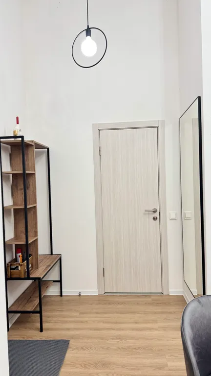 Евродвушка с высокими потолками и большими окнами, 2 кровати