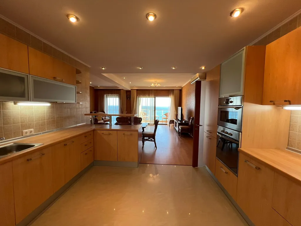 Видовые 3-комнатные апартаменты возле пляжа