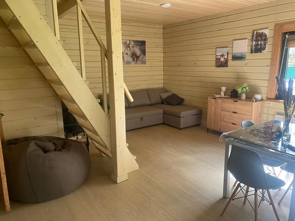 Уютный домик в лесу около реки