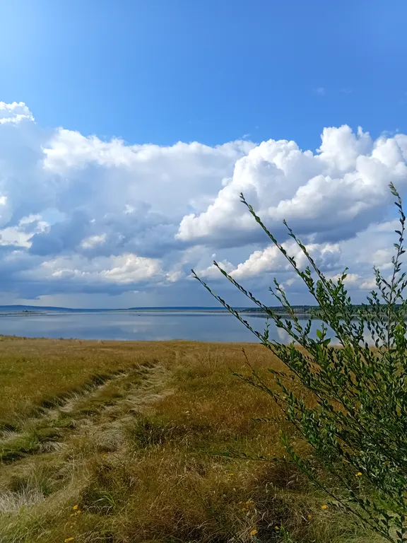 Уютный дом на берегу озера Камбулат