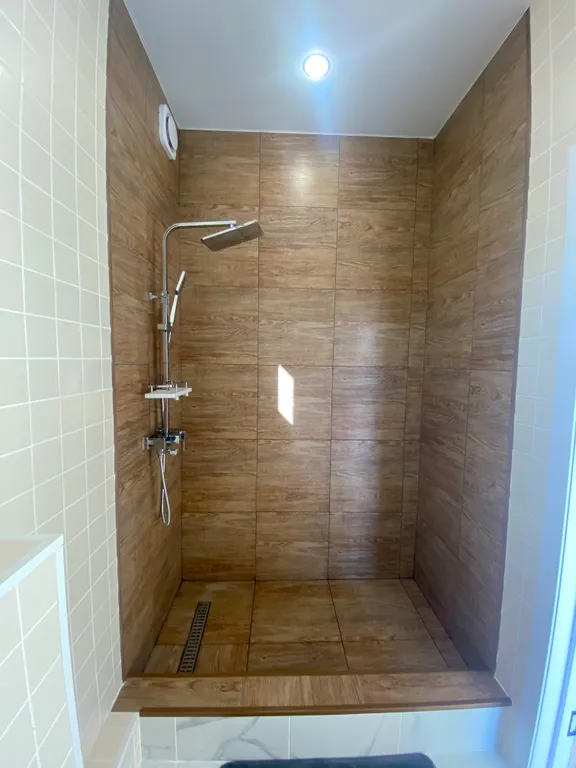 Загородный дом в черте города с озером