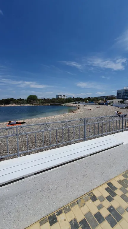 Студия на берегу моря, первая линия