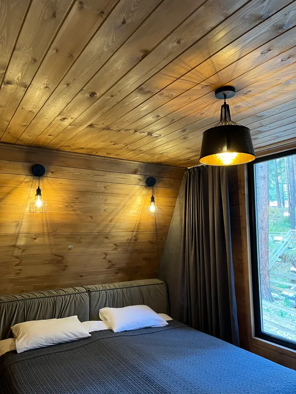 Уютный дом в сосновом бору с видом на горы