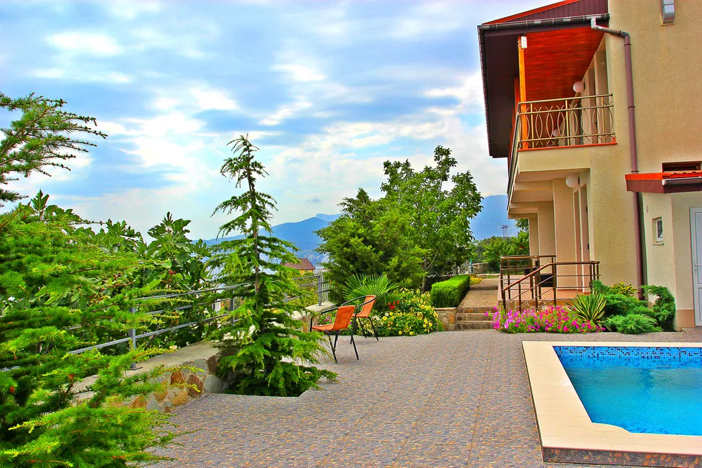 Дом с бассейном