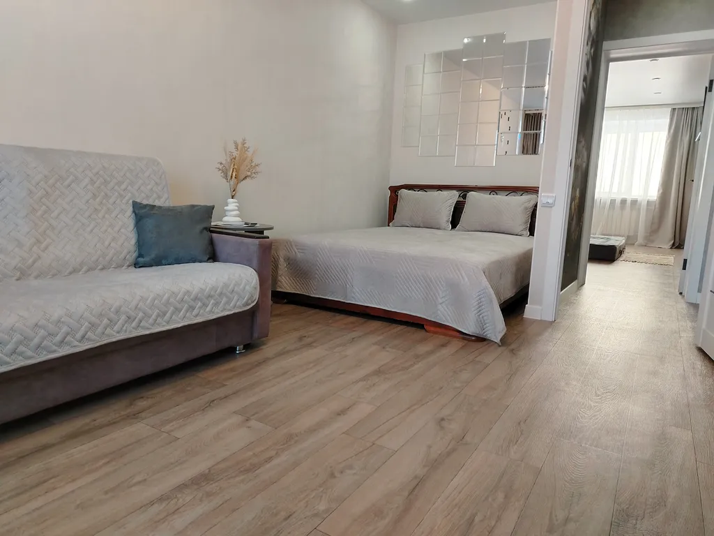 2-комнатная квартира в центре на втором этаже с застеклённым балконом — аренда посуточно в Фролово